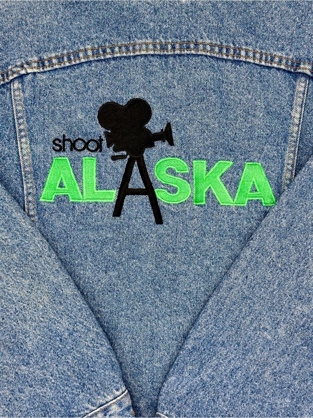 Vintage 80s Levi’s 70507 Denim Trucker Jacket Shoot Alaska Film Logo Small - Picture 14 of 14